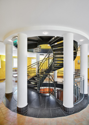 Architektur-Treppe-Säulen-Bad Döbeln