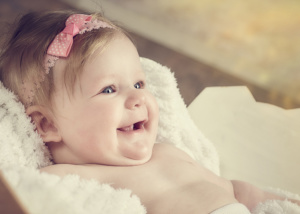 Baby-lachen-strahlen