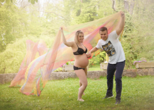 Babybauch-Outdoor-Vorfreude
