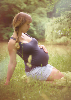 Babybauch-Outdoor-romantisch