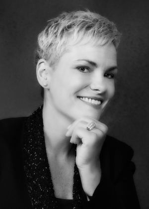 Portrait-Sängerin-schwarzweiß